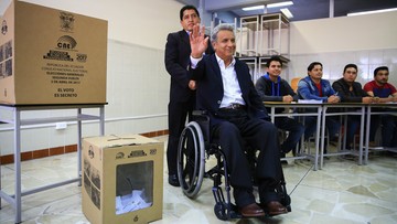 Prezydent poruszający się na wózku inwalidzkim. Socjalista Lenin Moreno wygrał wybory w Ekwadorze 