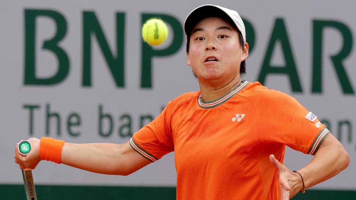 Tenisistka zagrywająca piłkę podczas meczu.