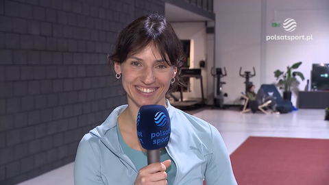 Anna Kiełbasińska, lekkoatletka, trzymająca mikrofon i uśmiechająca się.