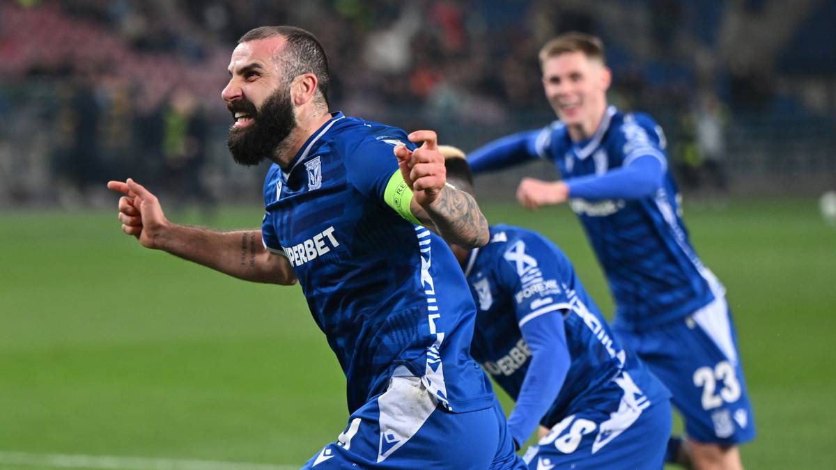 Mikael Ishak z radością celebruje zdobycie bramki, jego koledzy z drużyny są za nim.