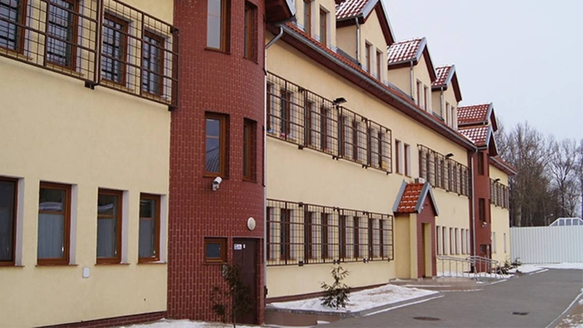 Budynek Strzeżonego Ośrodka dla Cudzoziemc&oacute;w w Kętrzynie.