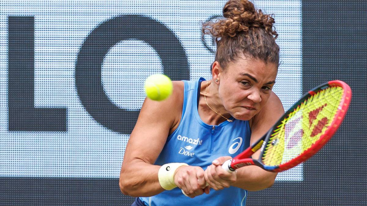 Tenisistka uderza piłkę rakietą.