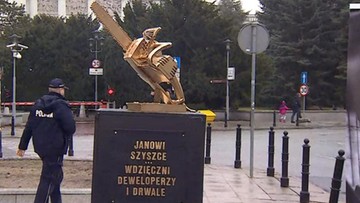 Złota piła przed Sejmem. Zandberg wystawił pomnik ministrowi Szyszce