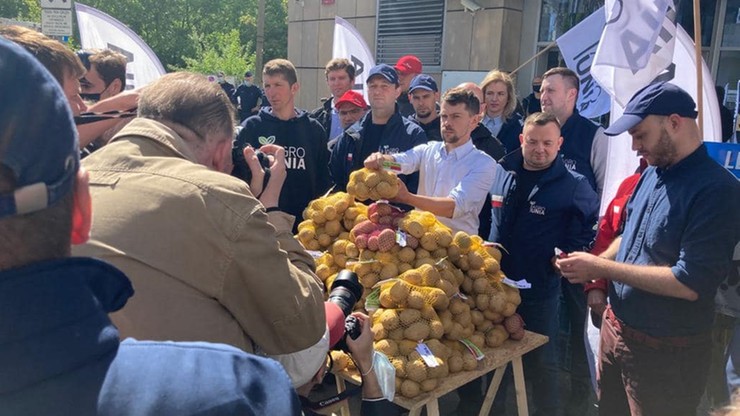Rolnicy z AgroUnii rozdawali ziemniaki. "PiS nie zrobił dla polskiej wsi nic, poza mówieniem"