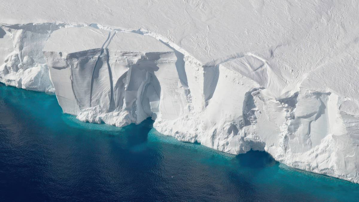 Lodowiec na Antarktydzie. Fot. NASA.