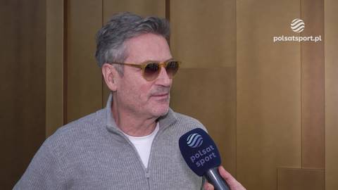 Tomasz Tomaszewski w okularach przeciwsłonecznych udziela wywiadu z mikrofonem Polsat Sport.
