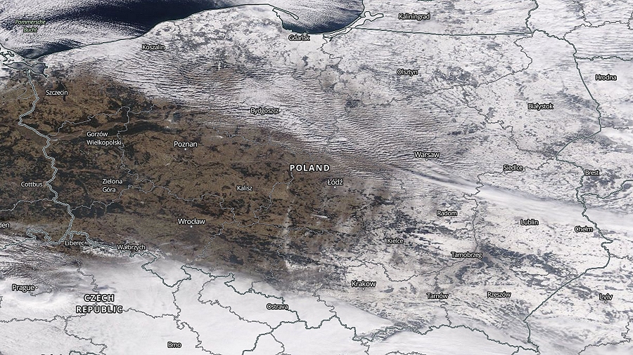 Zdjęcie satelitarne Polski w dniu 2 marca 2018 roku. Fot. NASA.