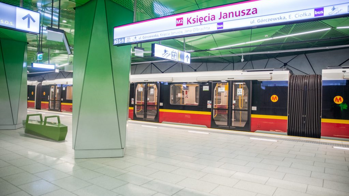Warszawa. Zapalił się pociąg w metrze. Poważne utrudnienia na linii M2