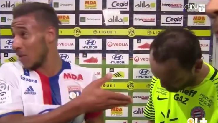 Piłkarze pokłócili się podczas wywiadu w przerwie (WIDEO)