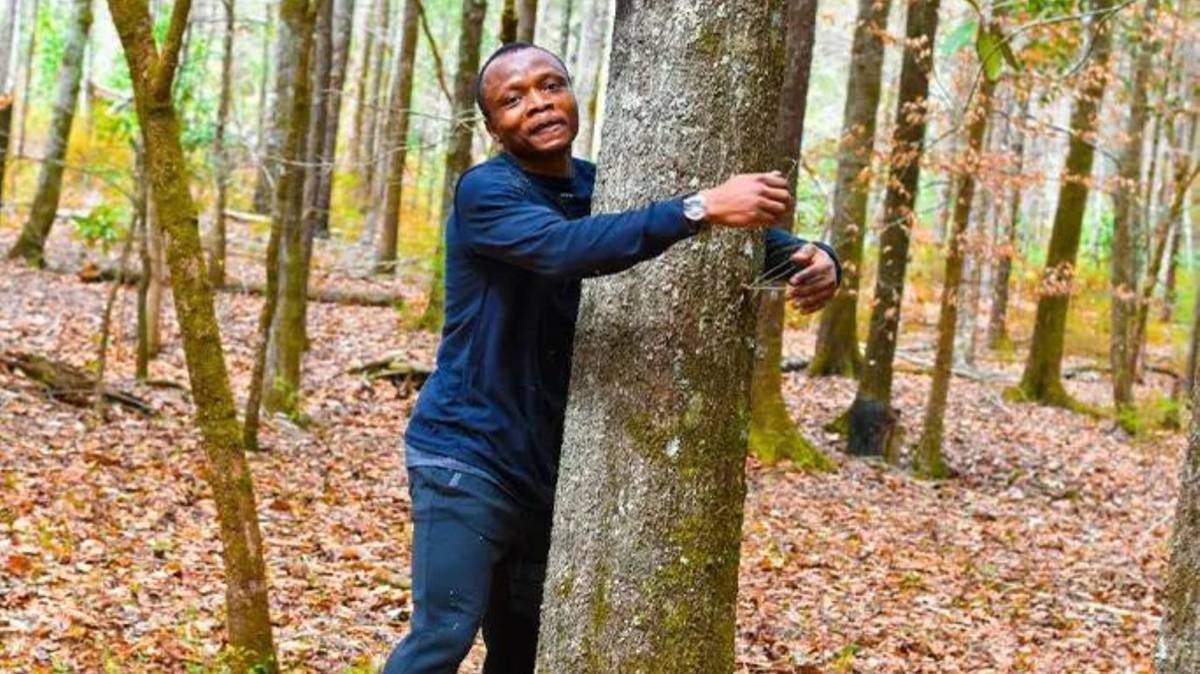 Aktywista z Ghany przytula drzewa. Pobił światowy rekord
