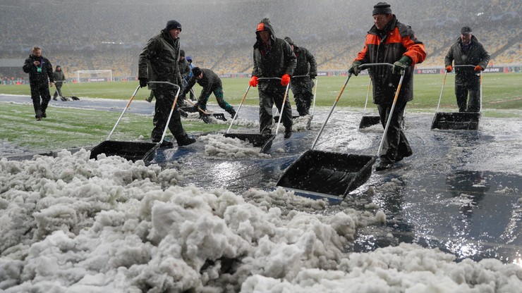 Sędzia obrzucony śnieżkami przez kibiców Partizana (WIDEO)