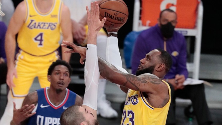 NBA: Broniący tytułu Lakers sezon zaczęli od porażki. Derby Los Angeles dla Clippers