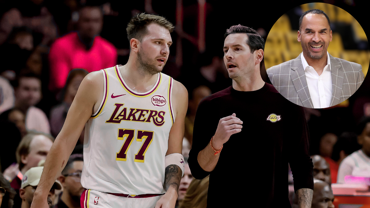 Luka Dončić w koszulce Los Angeles Lakers rozmawia z trenerem, w tle zdjęcie innego mężczyzny.