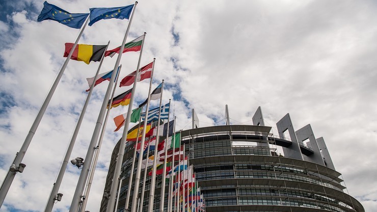 PE proponuje stałe kontrolowanie praworządności w krajach unijnych