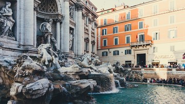 Wysokie grzywny dla turystów za kąpiele w fontannach w Rzymie