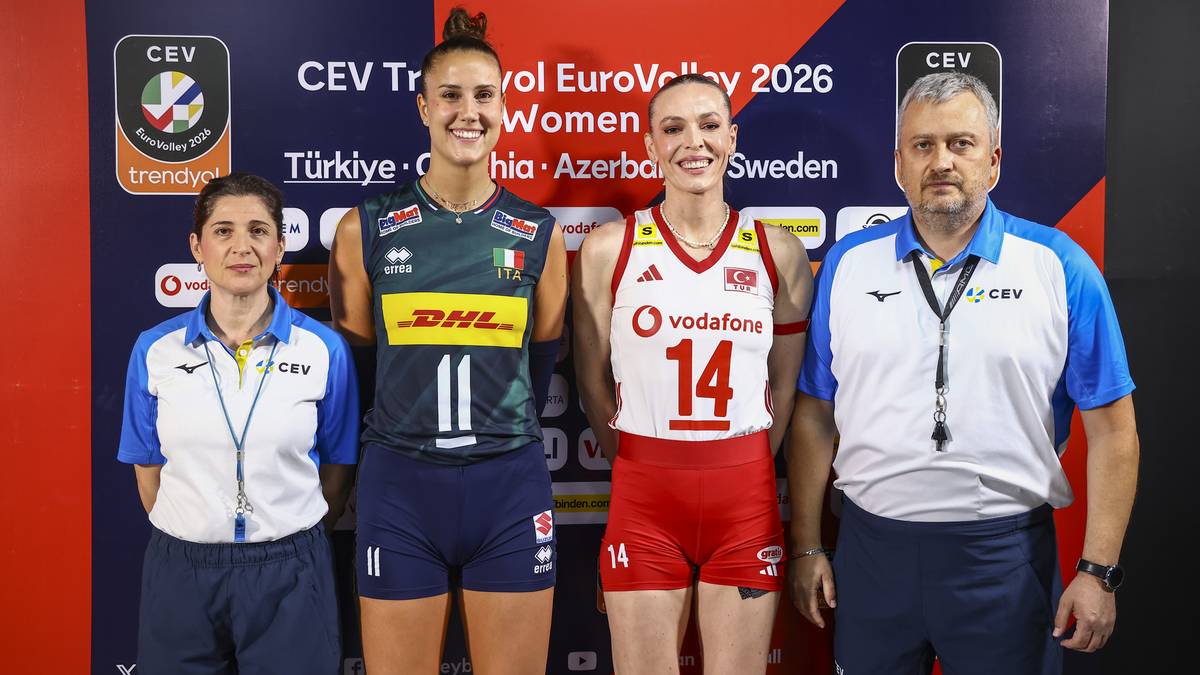 Dwie siatkarki w strojach sportowych i dwaj mężczyźni w strojach reprezentacyjnymi stoją obok siebie, pozując do zdjęcia. Siatkarki mają na sobie numery 11 i 14. W tle widoczne są logotypy CEV i EuroVolley 2026.