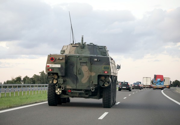 Pojazdy wojskowe zmierzają w kierunku granicy z Białorusią