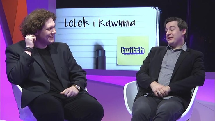 Dwóch mężczyzn siedzi w studiu telewizyjnym przed ekranem z napisem "Lolek i kawunia" i logo Twitch.