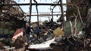 Widok na zniszczoną budowlę, z widocznymi elementami konstrukcyjnymi i gruzami.