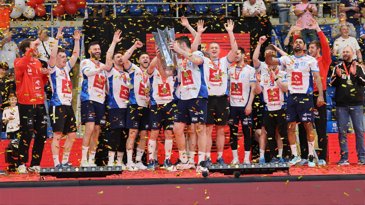 Drużyna szczypiornist&oacute;w Orlen Wisły Płock świętuje zdobycie Pucharu Polski, trzymając puchar i ciesząc się z kibicami.