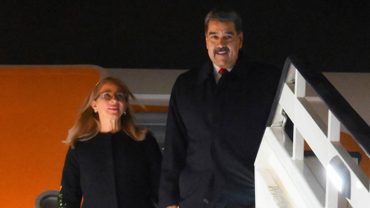 Nicolas Maduro i jego żona schodzą po schodach samolotu.