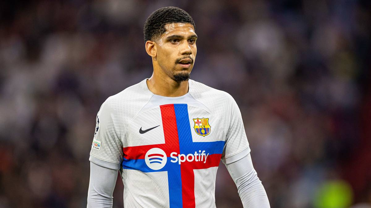 Piłkarz FC Barcelona Ronald Araujo w koszulce z herbem klubu i logiem Spotify.