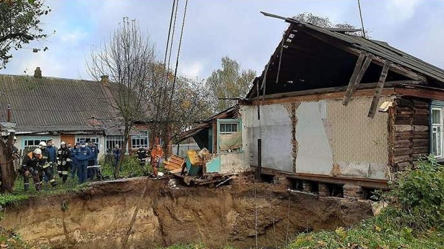 Lej krasowy pochłonął dom w Rosji. Fot. Twitter.