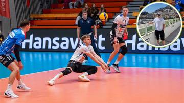 Siatkarze w akcji na parkiecie hali sportowej.