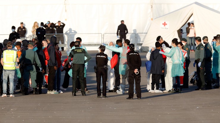 Włoski okręt z migrantami z "Aquariusa" zawinął do portu w Walencji