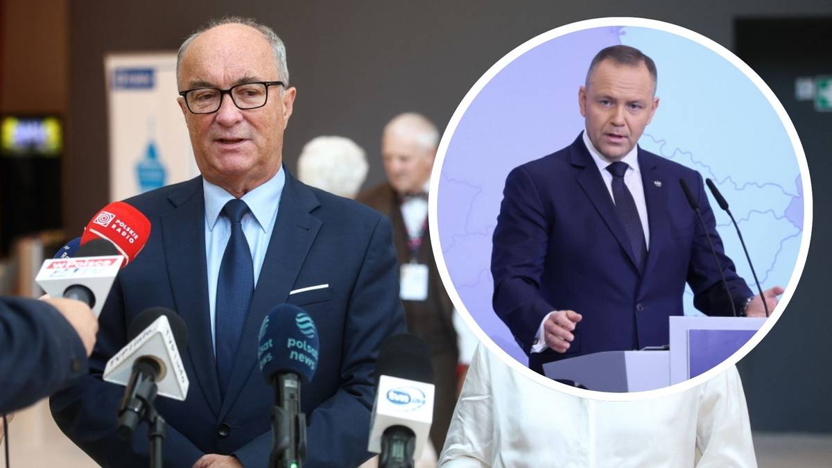 Mężczyzna w garniturze i okularach odpowiada na pytania dziennikarzy przed mikrofonami; w tle okrągły kadr z innym przemawiającym politykiem.