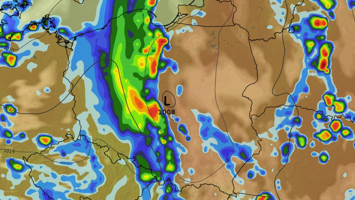 Reszta długiego czerwcowego weekendu także będzie pochmurna, deszczowa i burzowa - wynika z prognoz IMGW