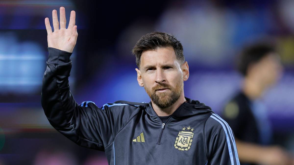 Lionel Messi w stroju reprezentacji Argentyny pozdrawia kibic&oacute;w.