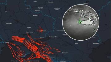 Mapa z zaznaczonymi czerwonymi strzałkami pokazującymi kierunki atak&oacute;w na obiekty związane z eksportem ropy naftowej, z powiększeniem na uszkodzony terminal naftowy.