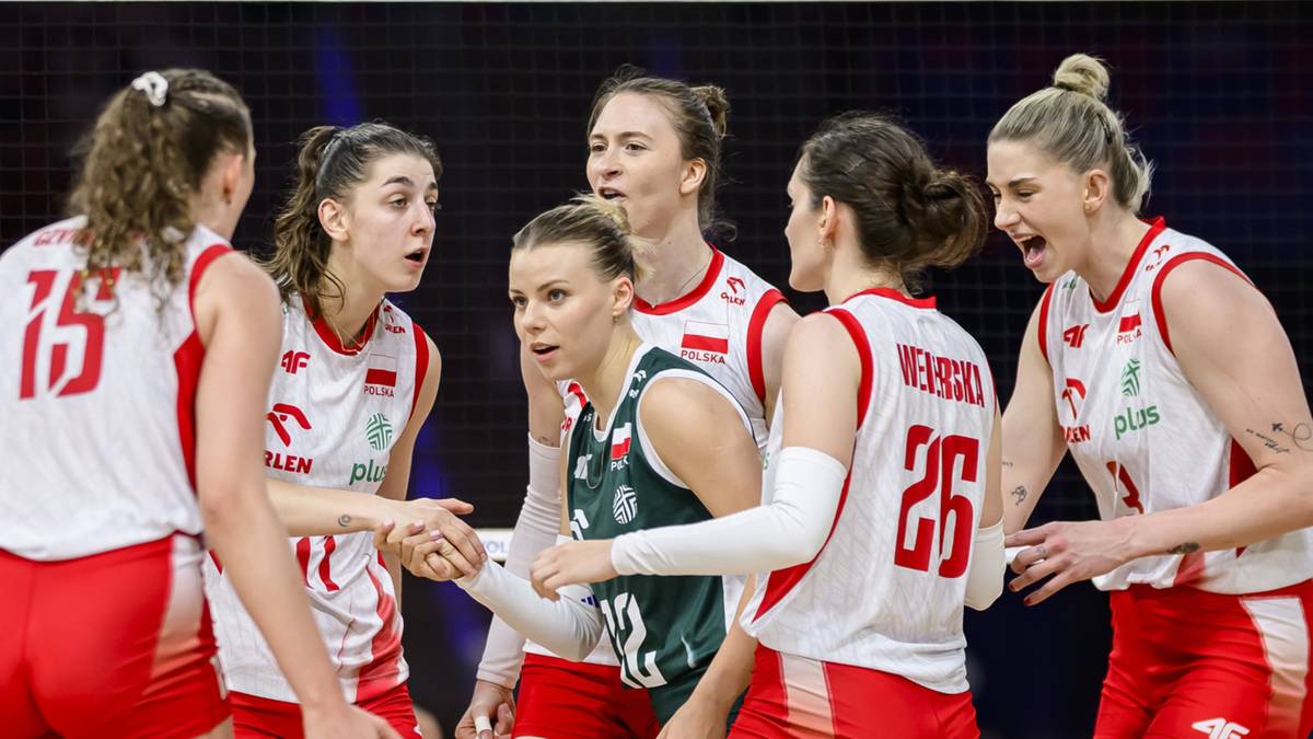 Grupa zawodniczek w strojach sportowych podczas meczu siatkówki.