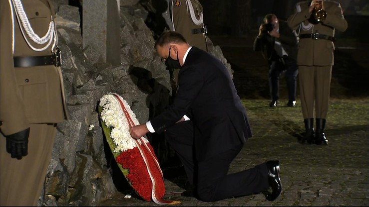 Prezydent Andrzej Duda na Ukrainie. Złożył wieńce na cmentarzu w Bykowni