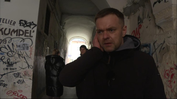 Wojna Rosja-Ukraina. Syreny alarmowe przerwały relację reportera Polsat News Andrzeja Wyrwińskiego