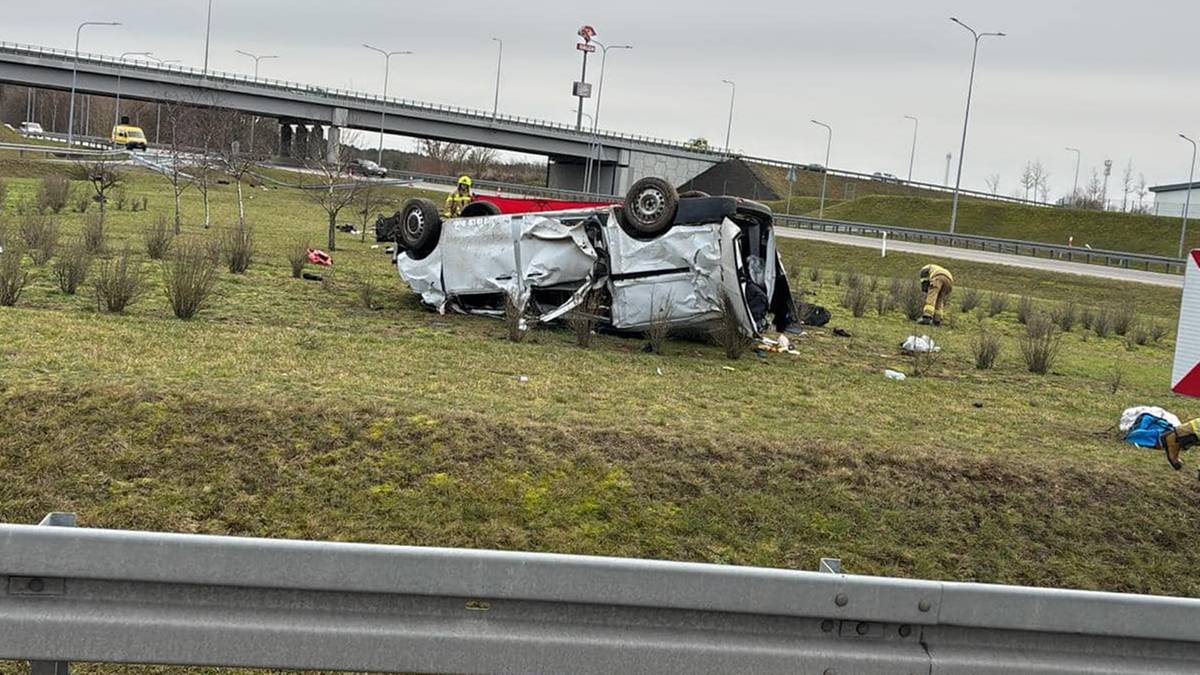 Tragedia na A2. Bus zjechał z drogi i wpadł do rowu, są ofiary