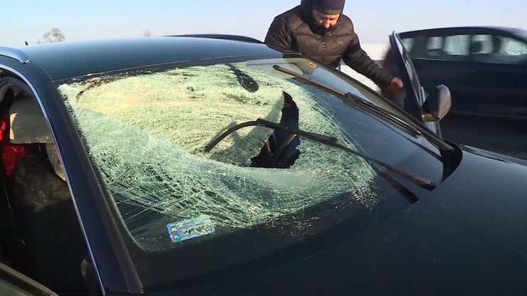 Kujawsko-pomorskie. Tafla lodu spadła z ciężarówki i raniła pasażerkę osobówki