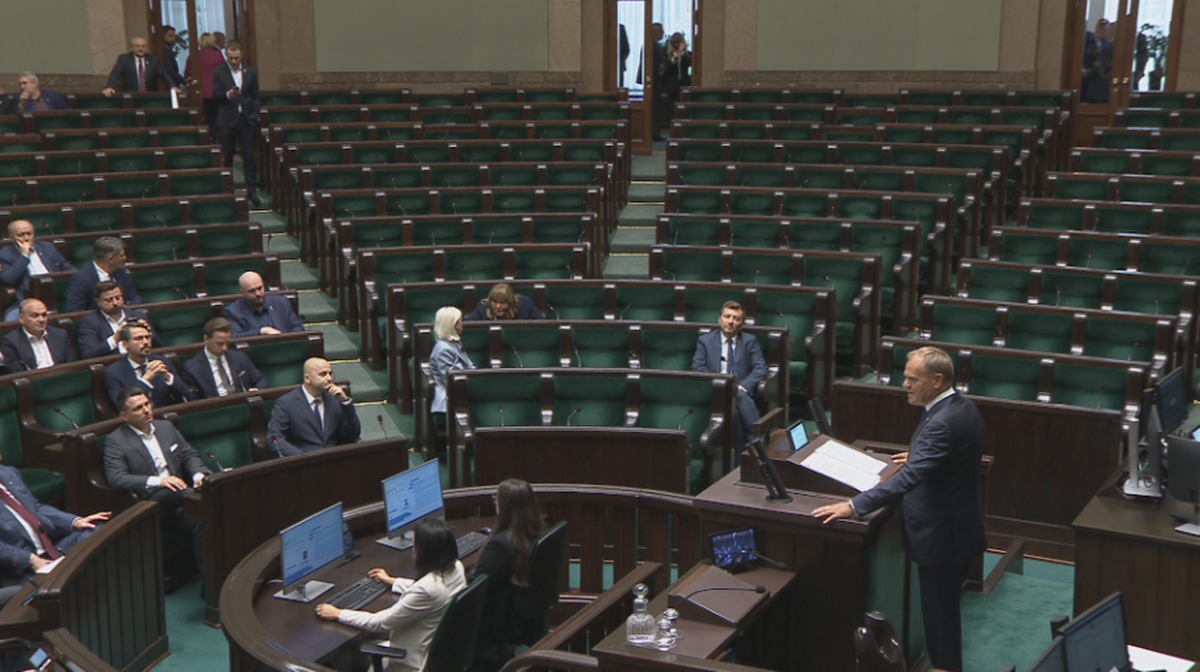 Wystąpienie premiera Donalda Tuska bez posłów PiS. Marszałek Senatu: Hańbiący spektakl