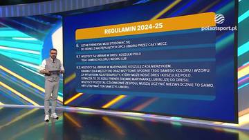 Jakub Bednaruk stoi obok dużego ekranu prezentującego regulamin rozgrywek piłkarskich na sezon 2024-25. Na ekranie widnieje tekst dotyczący zasad i przepis&oacute;w.