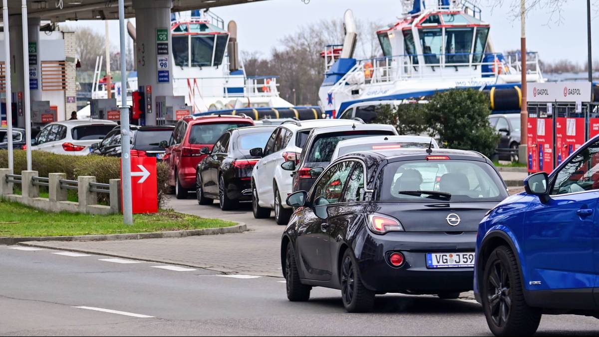 Kolejki do stacji paliw paraliżują Świnoujście. Tankują nie tylko Polacy