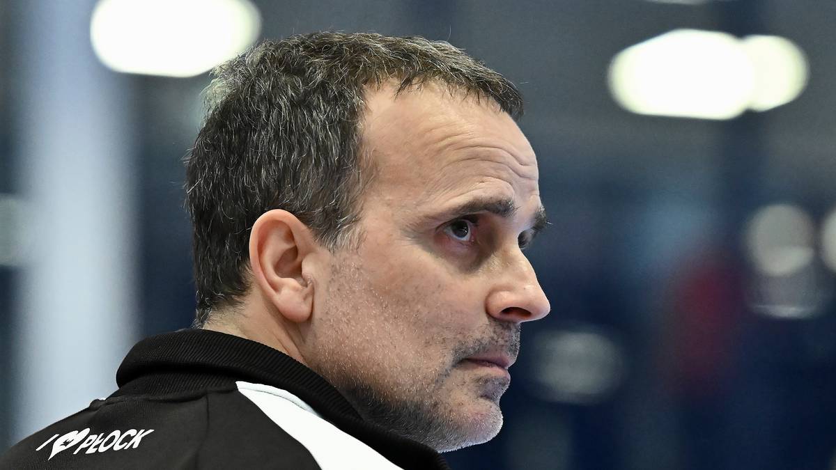 Portret mężczyzny w średnim wieku, patrzącego w bok z poważnym wyrazem twarzy.