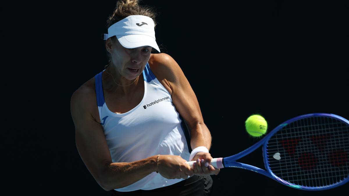 Magda Linette uderza piłkę tenisową podczas meczu.
