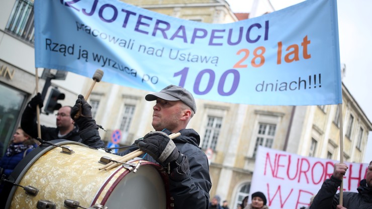 "Fizjoterapeuci pracowali nad ustawą 28 lat; rząd ją wyrzuca po 100 dniach" - rehabilitanci protestowali przed Sejmem