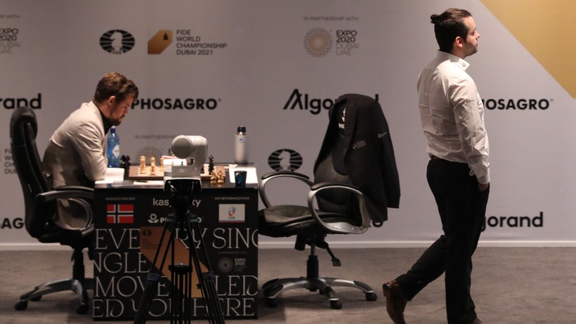 MŚ w szachach: Magnus Carlsen wygrał z Janem Niepomniaszczim i powiększył prowadzenie w meczu