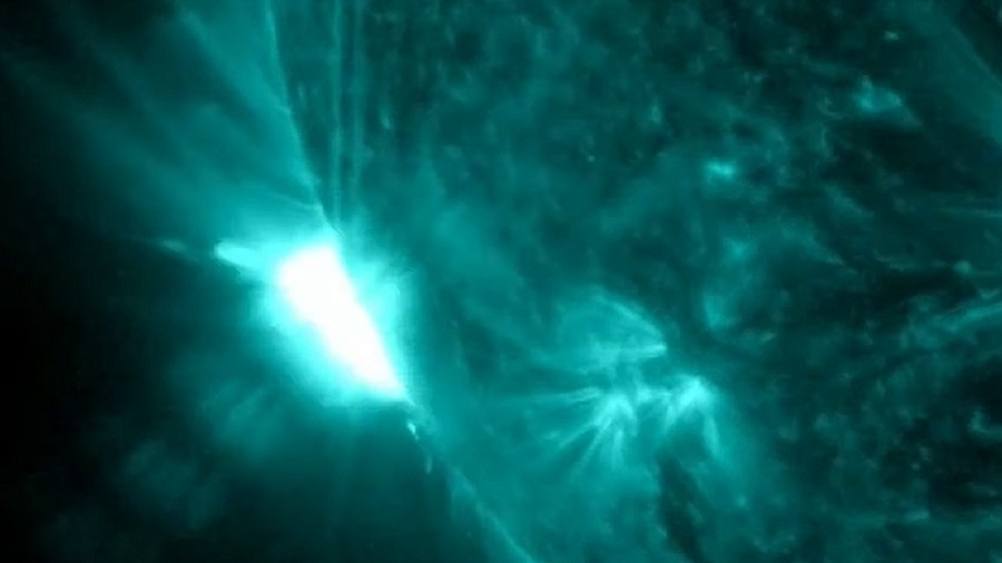 Moment rozbłysku promieniowania rentgenowskiego M4.4 na Słońcu. Fot. NASA.
