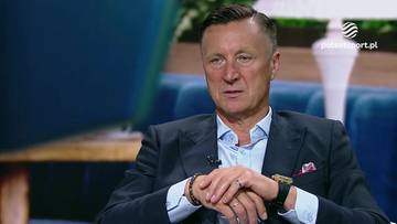 Tomasz Hajto w garniturze, siedzi na kanapie i m&oacute;wi.