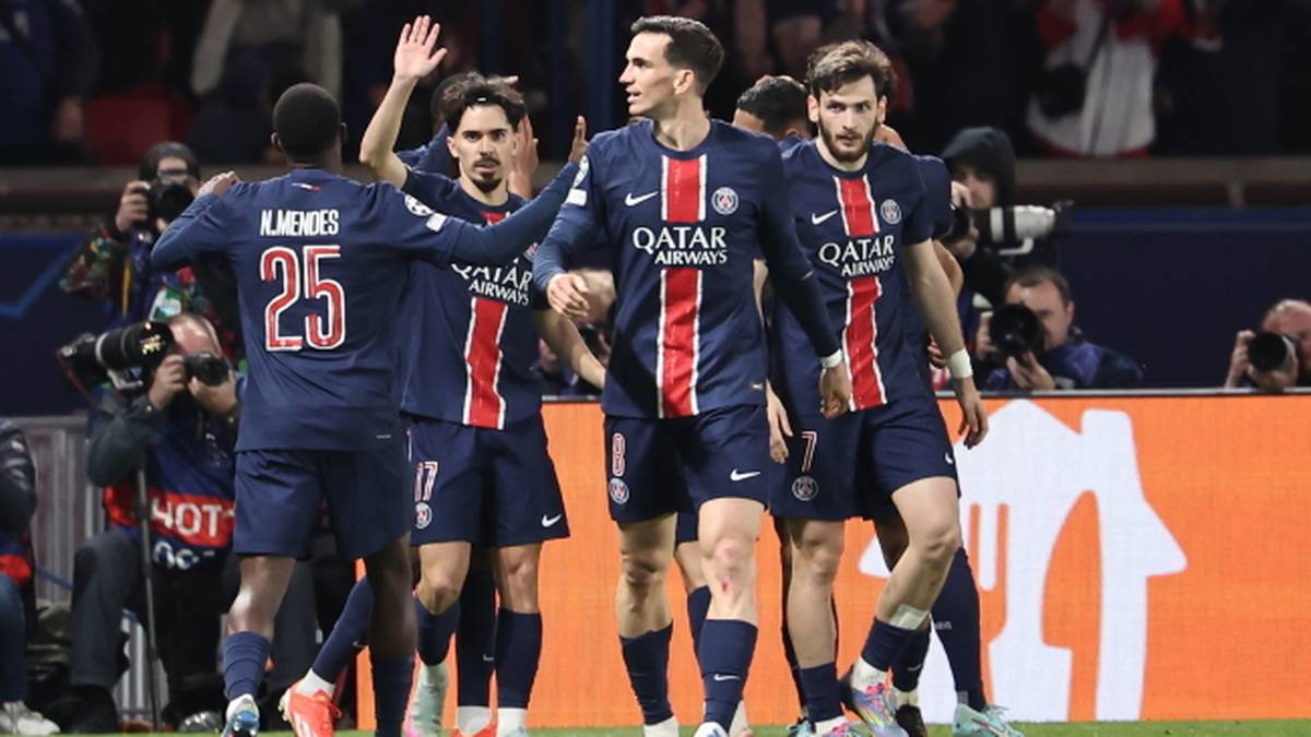 Drużyna piłkarska w niebieskich strojach z czerwonym pasem na środku, z numerem 25 na koszulce jednego z zawodników, świętuje gola.