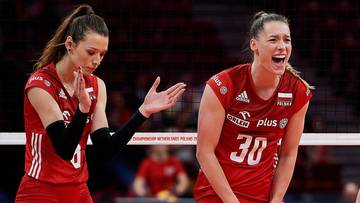 Dwie siatkarki w czerwonych strojach sportowych z numerami na plecach, jedna pokazuje gest dłonią, druga krzyczy z wysiłku.