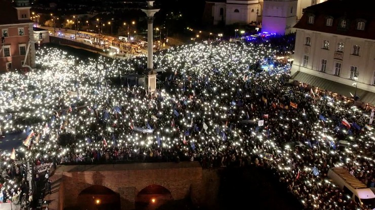 Stołeczny ratusz: 80-100 tys. ludzi na Placu Zamkowym w Warszawie